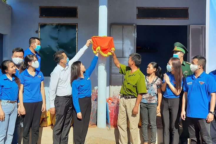 Bàn giao nhà nhân ái cho hộ nghèo tại xã Kim Thủy