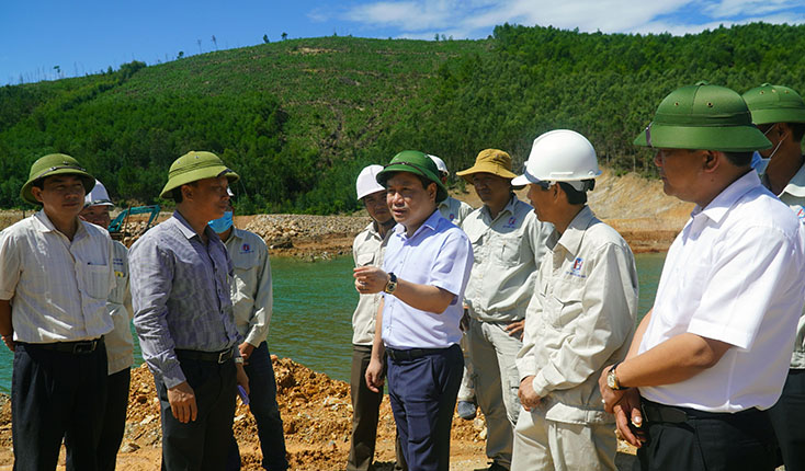 Đồng chí Bí thư Tỉnh ủy kiểm tra các công trình thủy lợi và mô hình sản xuất nông nghiệp
