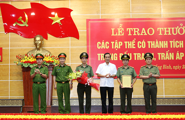 Trao thưởng chiến công của cán bộ, chiến sĩ Công an Quảng Bình