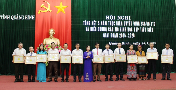 Chuyện về một gia đình Vân Kiều hiếu học