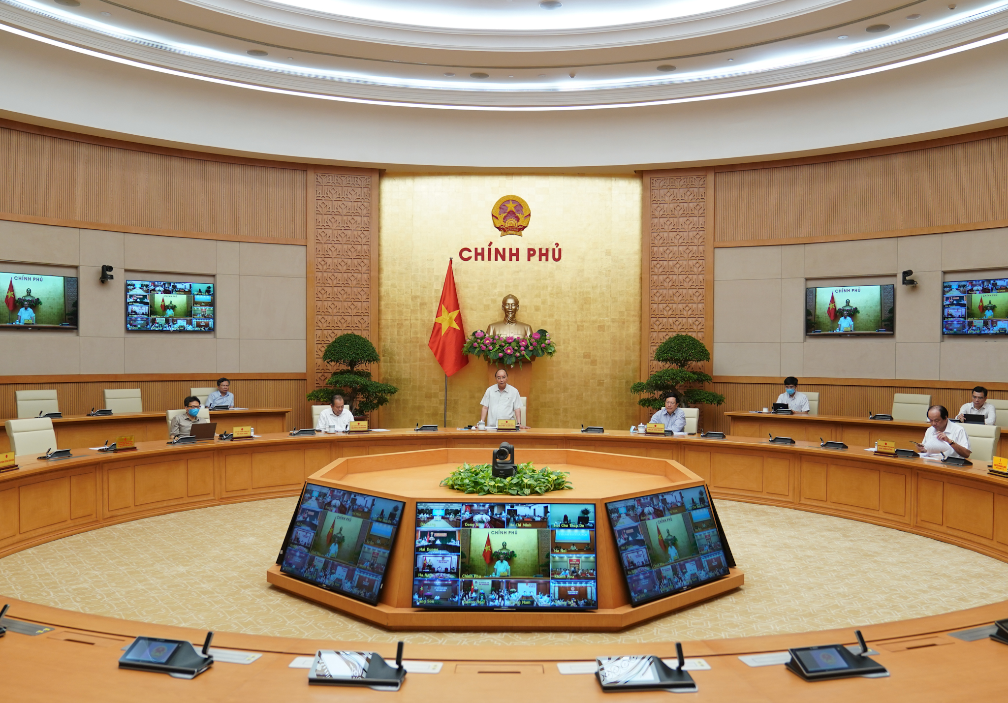 Thủ tướng: Cần xem xét tăng dần chuyến bay đến các nước