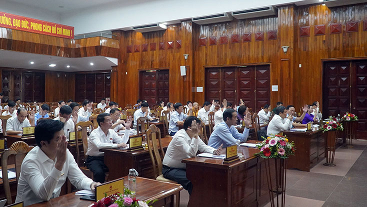 Xem xét, thông qua 19 nghị quyết