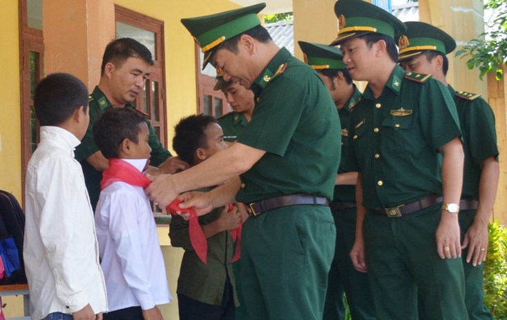 Trao quà cho các em học sinh đồng bào Rục