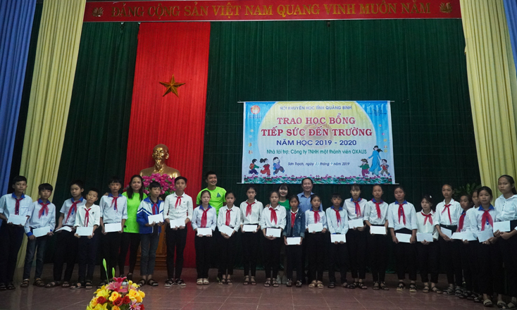 Vận động gần 8 tỷ đồng "Tiếp sức đến trường" cho học sinh nghèo hiếu học