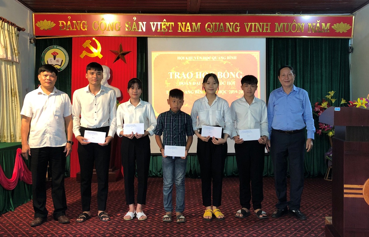 Tiếp sức đến trường cho 160 học sinh nghèo vượt khó học giỏi ở huyện Minh Hóa