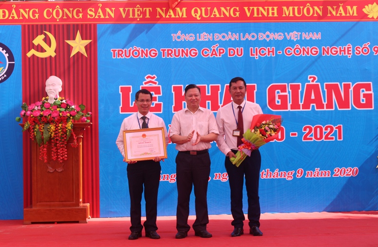 Trường trung cấp Du lịch - Công nghệ số 9 khai giảng năm học mới