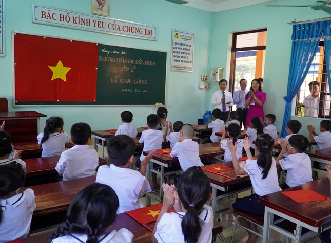 Các đồng chí lãnh đạo tỉnh dự lễ khai giảng năm học 2020-2021