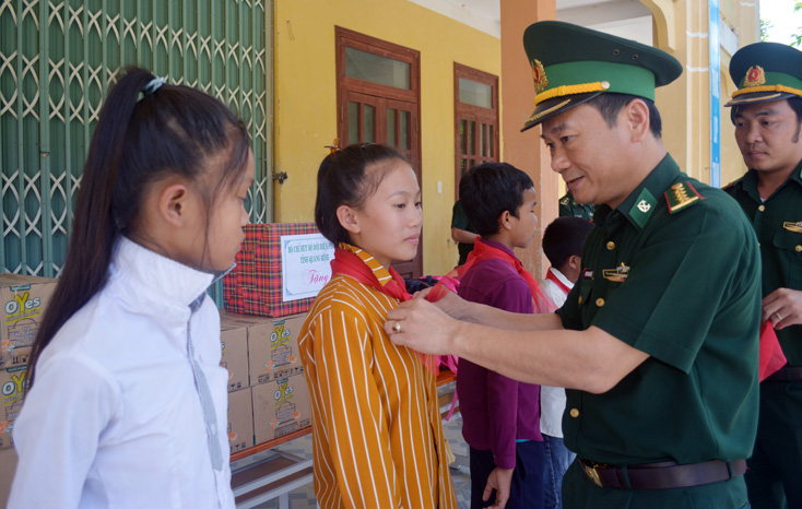 Tặng gần 100 suất quà cho các em học sinh khó khăn trên biên giới