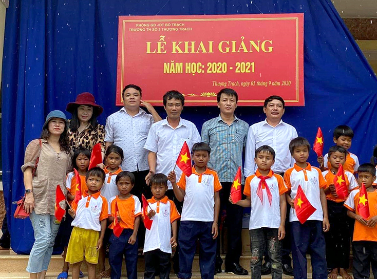 Tặng quà cho học sinh dân tộc thiểu số xã Thượng Trạch