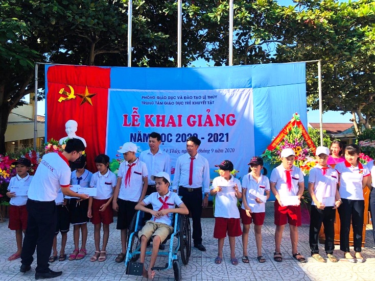 Trao 310 suất học bổng cho học sinh nghèo Lệ Thủy