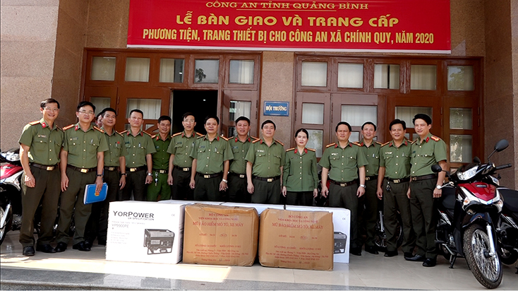 Công an tỉnh: Bàn giao, trang cấp phương tiện, trang thiết bị cho Công an xã chính quy