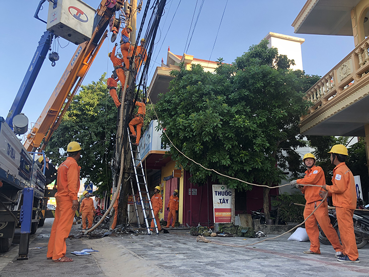 Điện lực Đồng Hới: Kịp thời khắc phục sự cố gãy cột, cấp điện trở lại cho khách hàng