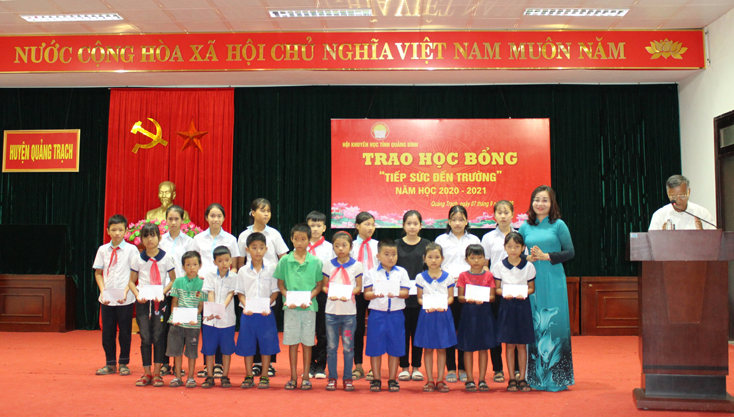 Trao học bổng "Tiếp sức đến trường" cho học sinh nghèo TX. Ba Đồn và huyện Quảng Trạch