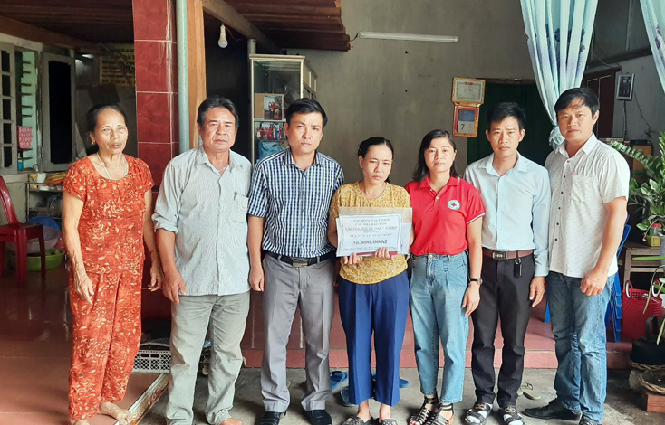 Trao quà cho học sinh có hoàn cảnh thương tâm