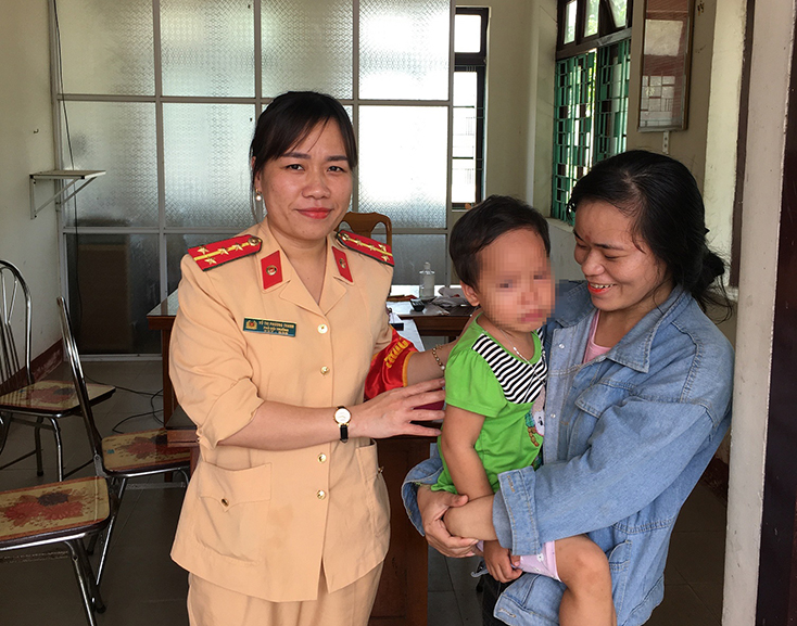 Công an TX. Ba Đồn nhanh chóng tìm người thân của cháu bé bị lạc