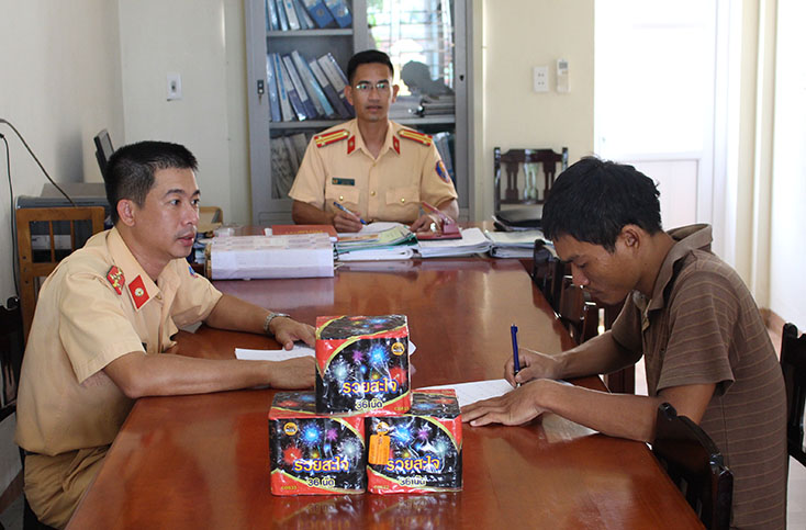Tiếp nhận pháo nổ do người dân tự nguyện giao nộp