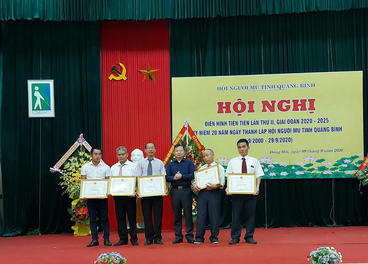 Biểu dương những điển hình tiên tiến trong phong trào thi đua yêu nước