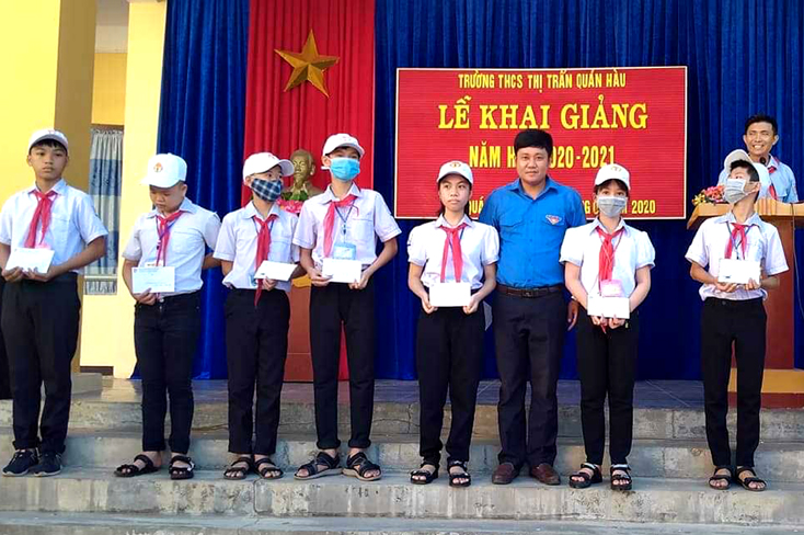 Tỉnh đoàn Quảng Bình: Trao tặng 6.023 suất quà tiếp sức đến trường