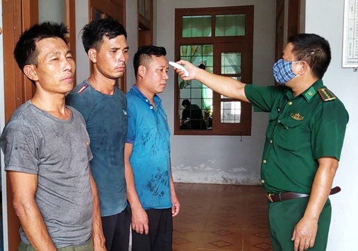 Cứu sống 4 thuyền viên tàu cá bị nạn trên biển