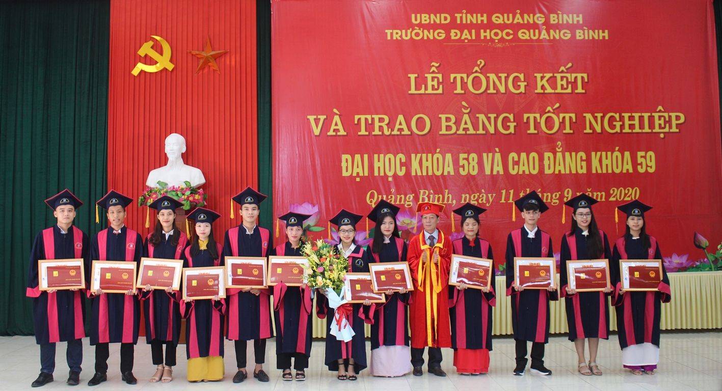 Trường đại học Quảng Bình trao bằng tốt nghiệp cho sinh viên chính quy