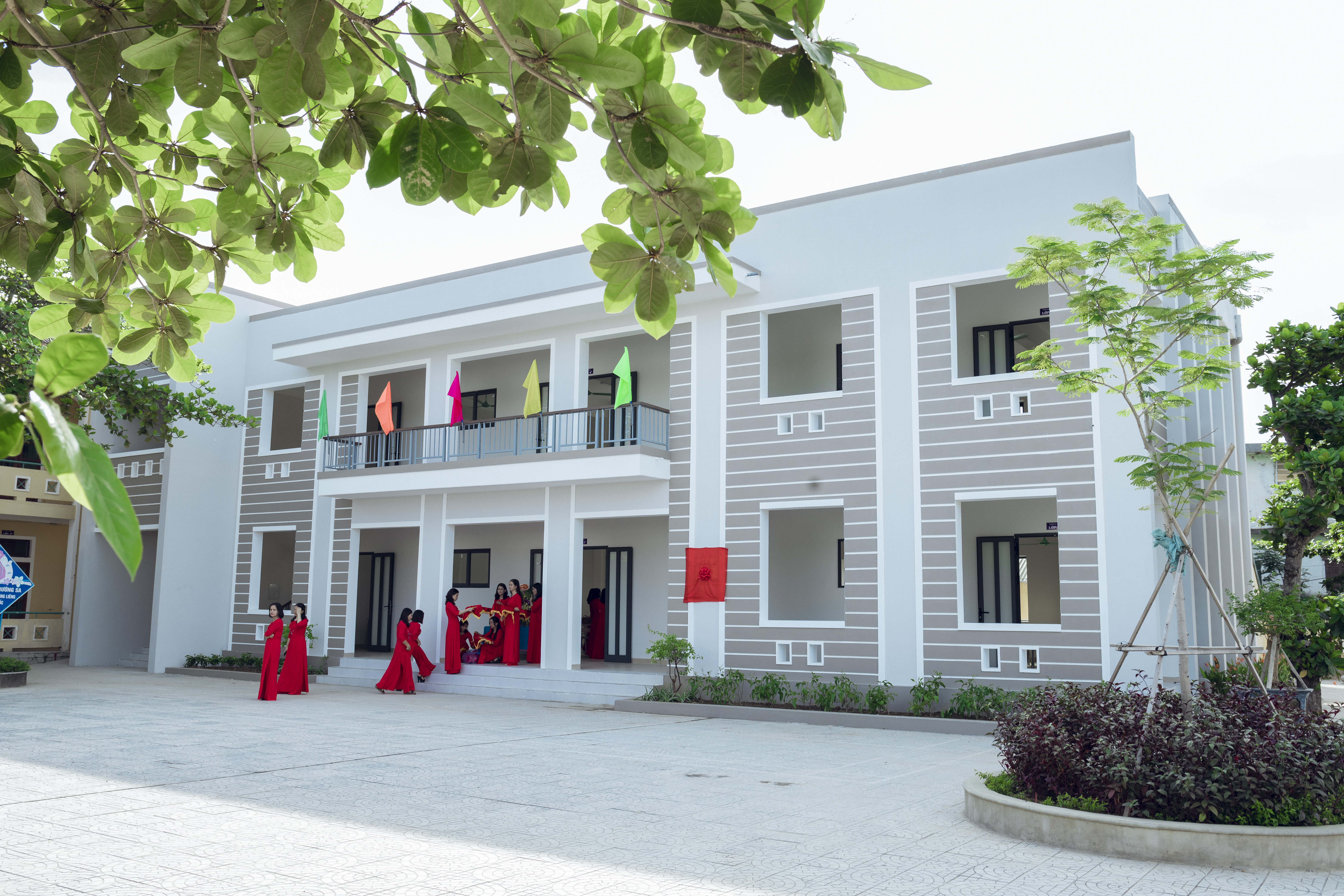 Khánh thành và bàn giao công trình nhà học do cựu học sinh trao tặng