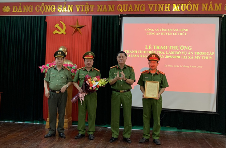 Khen thưởng Công an huyện Lệ Thủy trong điều tra, làm rõ vụ trộm 250 triệu đồng