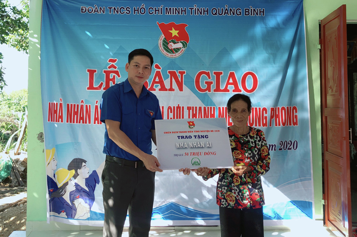 Tỉnh đoàn Quảng Bình: Bàn giao nhà nhân ái cho cựu thanh niên xung phong