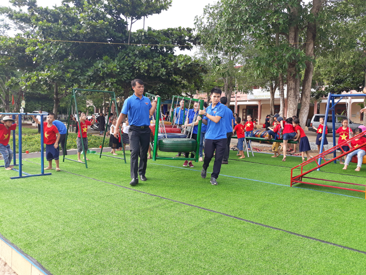 Thực hiện chương trình "Nâng bước em đến trường" tại xã Thuận Hóa