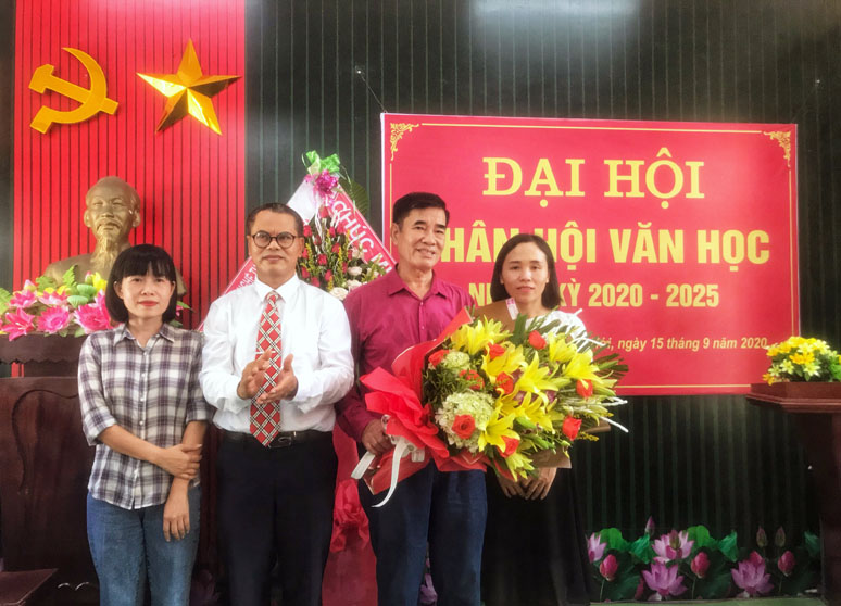 Nhà văn Kim Cương tiếp tục được bầu giữ chức Phân hội trưởng Phân hội Văn học