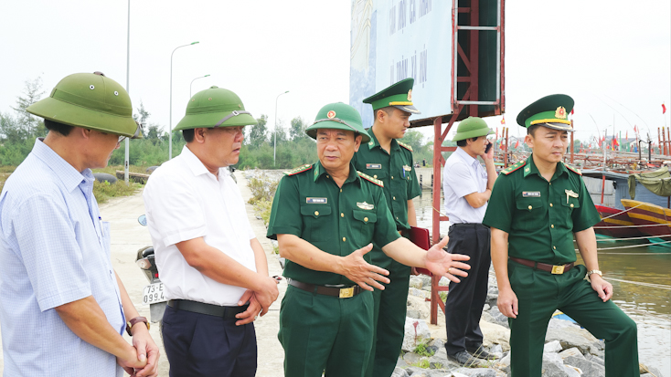 Đồng chí Phó Chủ tịch UBND tỉnh Trần Phong kiểm tra công tác ứng phó bão số 5