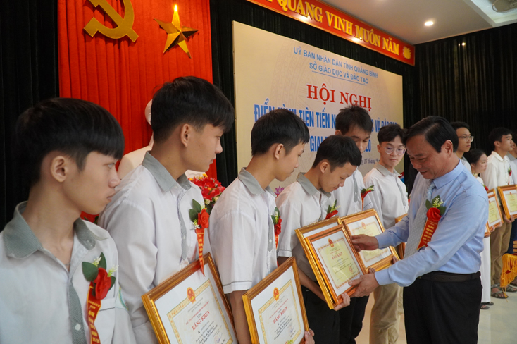 Tuyên dương điển hình tiên tiến ngành Giáo dục-Đào tạo Quảng Bình