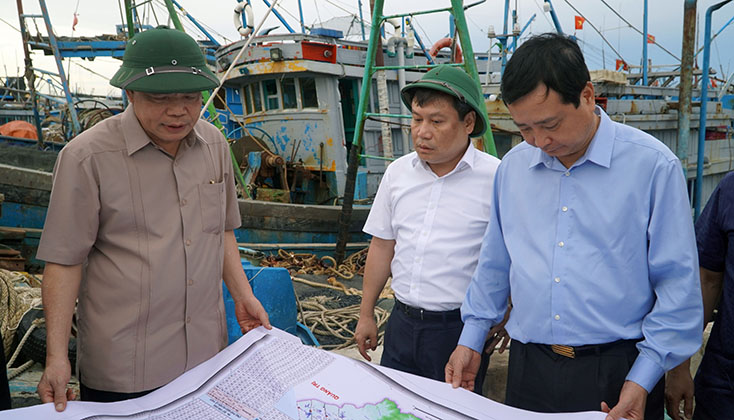 Bộ trưởng Bộ Nông nghiệp và PTNT kiểm tra công tác ứng phó với bão số 5 tại Quảng Bình