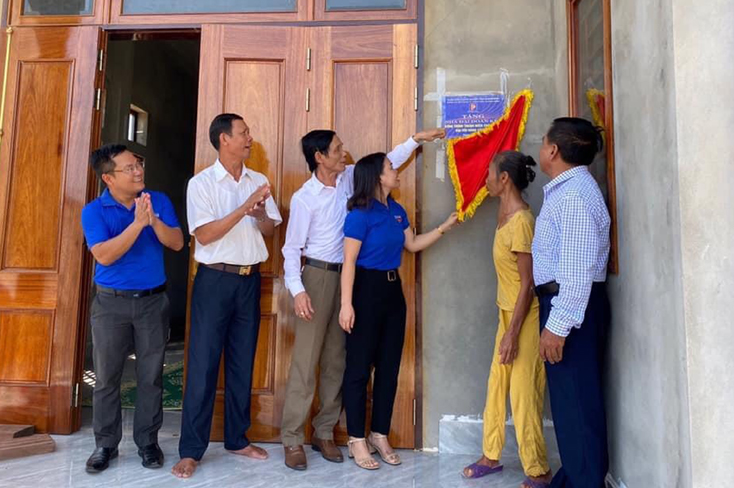 Đoàn khối Doanh nghiệp tỉnh: Bàn giao nhà Đại đoàn kết cho hộ nghèo