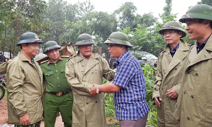Đồng chí Phó Chủ tịch UBND tỉnh Trần Phong kiểm tra công tác phòng, chống và khắc phục hậu quả lụt bão tại xã Trọng Hóa