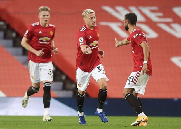 Tân binh Van de Beek ghi bàn, M.U vẫn thua thảm tại Old Trafford