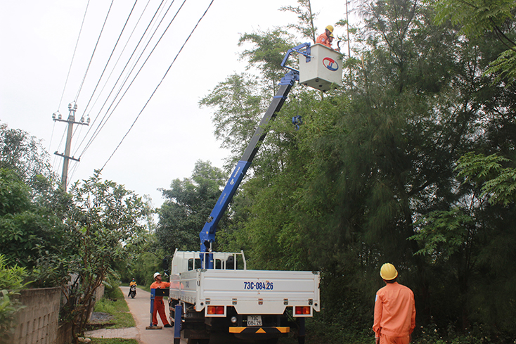 Bảo vệ hành lang lưới điện mùa mưa bão