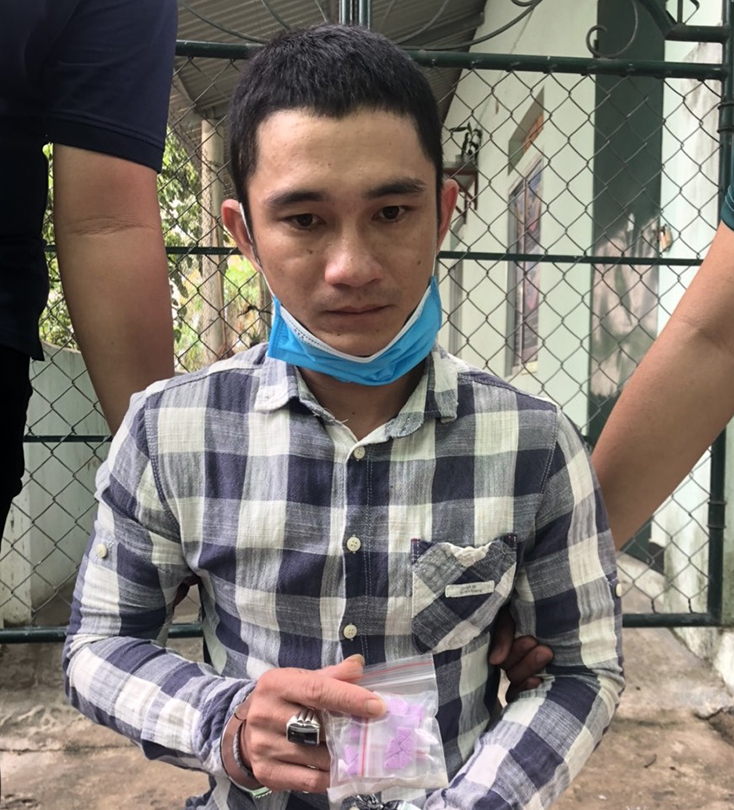 Bắt 2 đối tượng tàng trữ ma túy hồng phiến và ma túy dạng "kẹo"