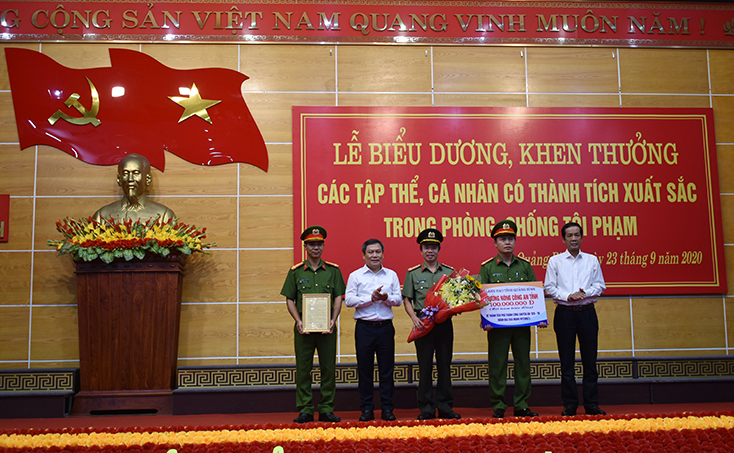 Tuyên dương, khen thưởng các tập thể, cá nhân có thành tích xuất sắc trong phòng chống tội phạm