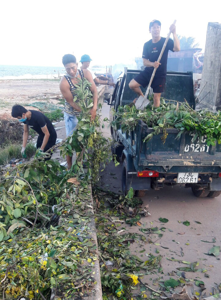 Nhân Trạch: Huy động hơn 1.000 người dân tổng vệ sinh môi trường sau bão