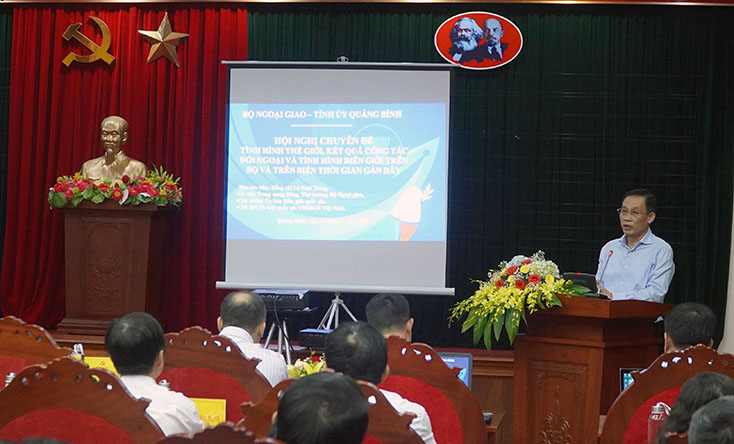 Hội nghị thông tin về tình hình thế giới, khu vực, biển Đông và biên giới với nước bạn Lào