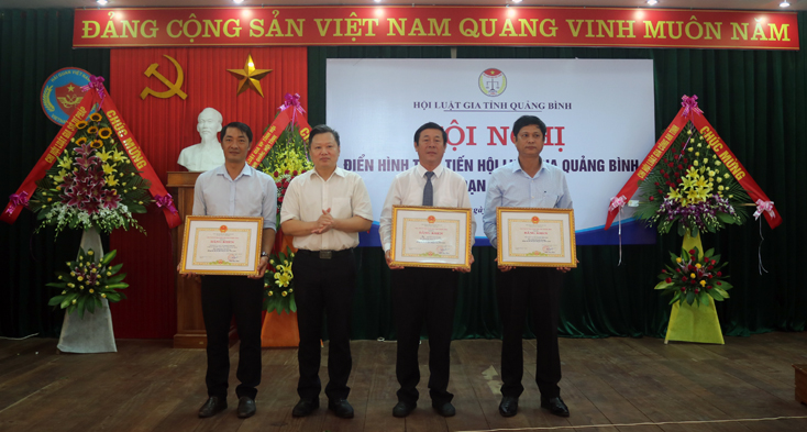 Biểu dương, khen thưởng các tập thể, cá nhân điển hình tiên tiến trong giai đoạn 2015-2020
