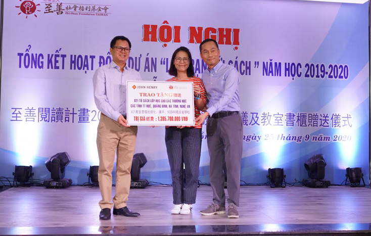 Trao tặng 821 tủ sách cho các trường học 5 tỉnh miền Trung