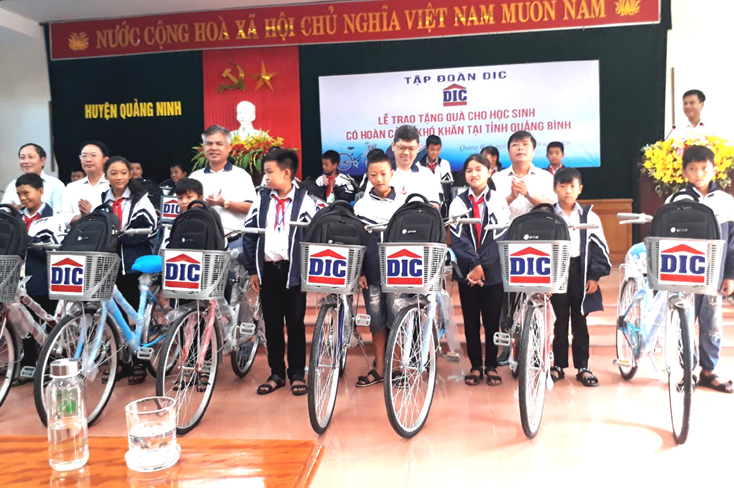 Tập đoàn DIC tặng quà cho học sinh nghèo huyện Quảng Ninh