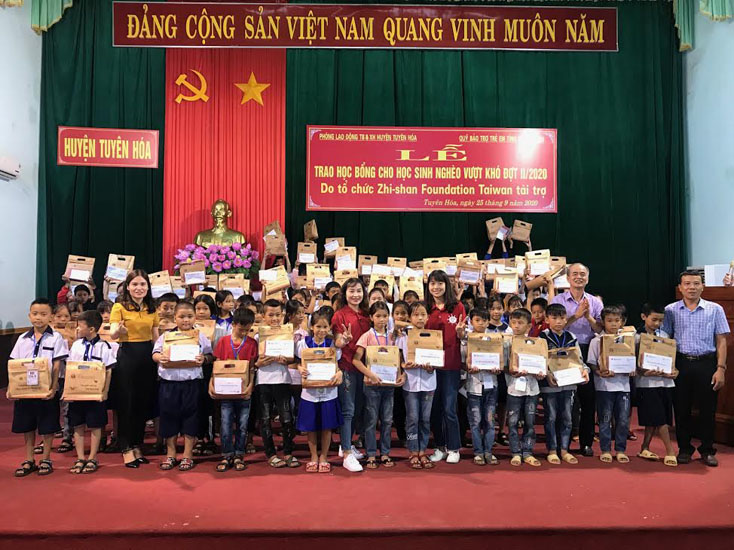 Trao học bổng đợt 2 cho trẻ em có hoàn cảnh khó khăn