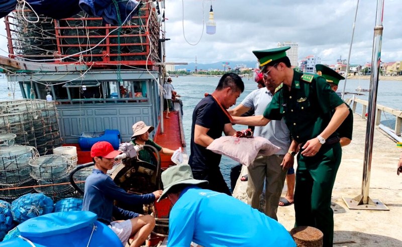 Cấp cứu cho thuyền viên bị nạn trên biển