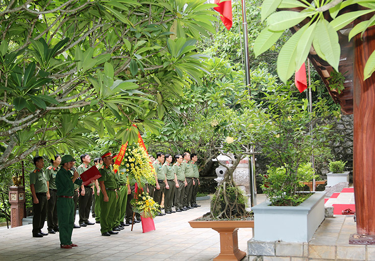 Thứ trưởng Bộ Công an Lê Tấn Tới dâng hương tưởng nhớ các anh hùng liệt sỹ tại đường 20 Quyết Thắng