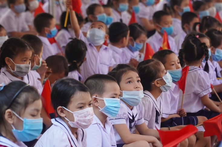 Nâng cao chất lượng, chuẩn hóa đội ngũ giáo viên và cán bộ quản lý giáo dục các cấp