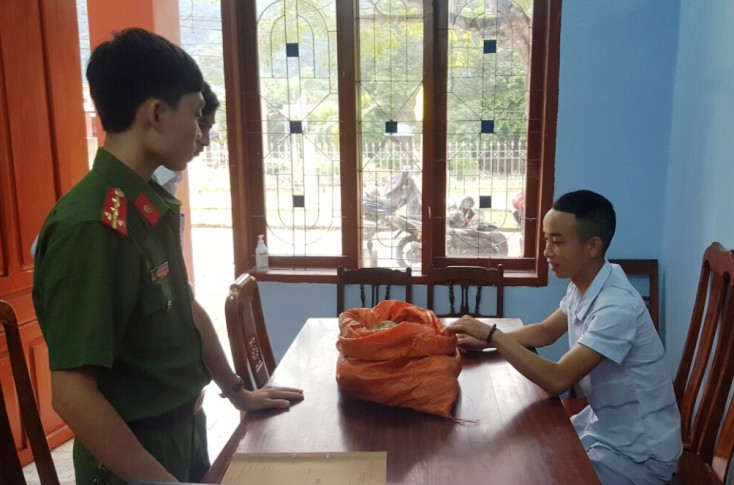 Người dân giao nộp hơn 7kg thuốc nổ