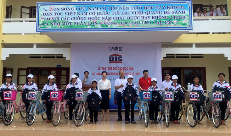 Tặng quà cho học sinh hoàn cảnh khó khăn vươn lên học giỏi