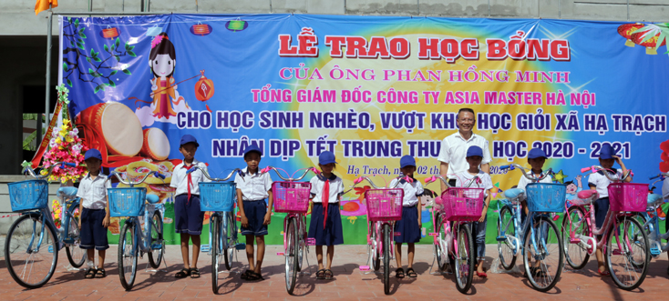 Trao tặng học bổng và xe đạp cho học sinh nghèo vượt khó học giỏi tại huyện Bố Trạch